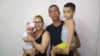 Ovidio Martín Castellanos junto a su esposa e hijos. (@KataCuba)