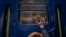 Un hombre llamado Stanislav se despide de su hijo David, de 2 años, y de su esposa Anna, luego de que abordaran un tren que los llevará a Lviv, Ucrania, el jueves 3 de marzo de 2022. (Foto AP/Emilio Morenatti).