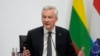 El ministro francés de Economía, Bruno Le Maire, hace declaraciones durante una reunión con sus colegas europeos en París, el viernes 25 de febrero de 2022. (AP Foto/Francois Mori)