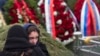 Una mujer conforta a la hija del opositor ruso Boris Nemtsov durante su entierro, el 3 de marzod e 2015, en el cementerio Troekurovskoye de Moscú. (AP/Denis Tyrin)