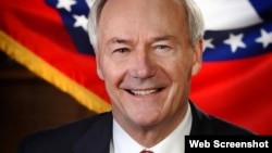 El gobernador de Arkansas, Asa Hutchinson.