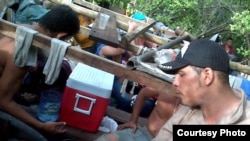 Foto tomada antes de la partida de un grupo de 32 balseros desde Manzanillo. Sólo 15 sobrevivieron.