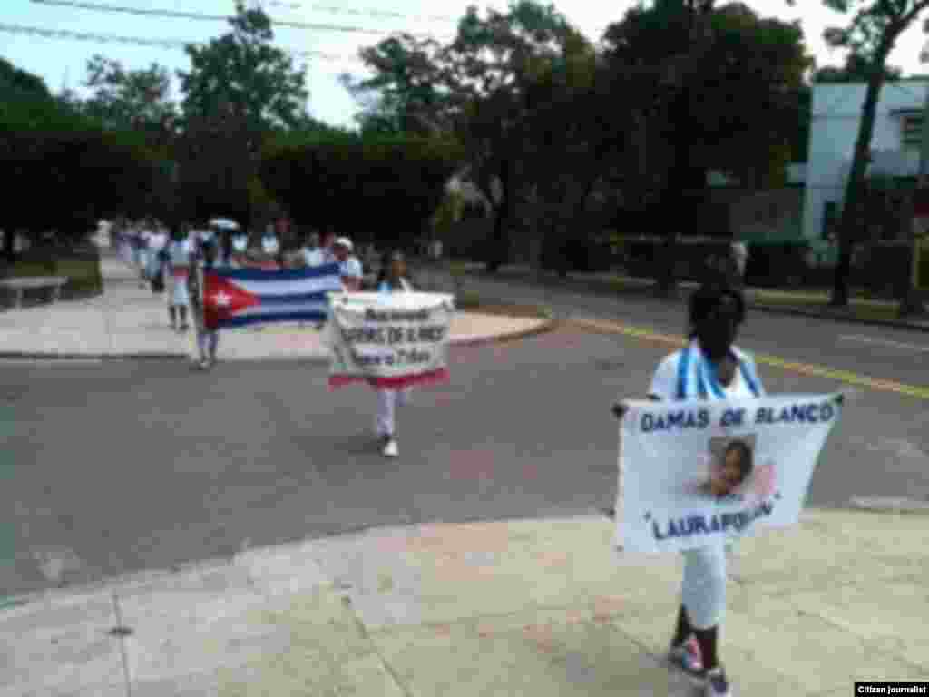 El senador de Illinois, Barack Obama (i), y la senadora de Nueva York, Hillary Rodham Clinton (d), ríen antes del comienzo del primer debate del partido demócrata para las elecciones del 2008 en el campus de la Universidad de Carolina del Sur en Orangebu