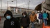 Migrantes deportados de Estados Unidos caminan hacia México por el puente fronterizo internacional Paso del Norte, en esta foto tomada desde Ciudad Juárez, México el 29 de enero de 2021. REUTERS/José Luis González.