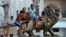 Varios niños juegan en la estatua de un león en el Paseo del Prado de La Habana. (Imagen de Archivo)