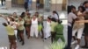 Combo de imágenes muestran la represión contra las Damas de Blanco este domingo en La Habana. (Fotos: Angel Moya)