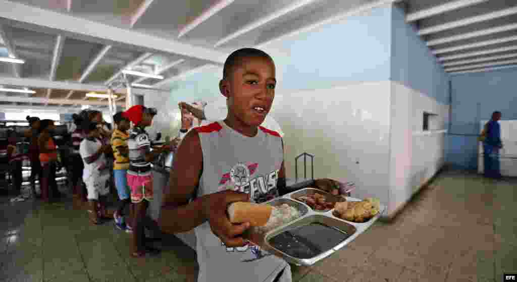 Un niño camina con su almuerzo en un albergue organizado en una escuela hoy, lunes 03 de octubre de 2016, en la ciudad de Guantánamo (Cuba), ante la proximidad del huracán Matthew. Seis provincias de Cuba se encuentran bajo "alarma ciclónica" a la espera