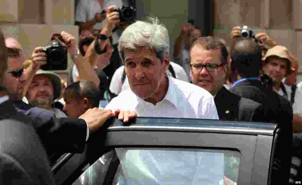 El secretario estadounidense de Estado, John Kerry (c), se dispone a realizar un recorrido por el centro histórico de La Habana (Cuba). 