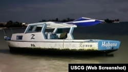 Un grupo de 43 inmigrantes cubanos llegó a los Cayos de Florida este martes, 17 de septiembre de 2024, en este pequeño barco de madera. (Guardia Costera de EEUU)
