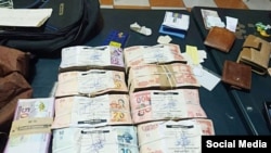 El dinero y la documentación encontrada en poder de los cubanos detenidos en El Alto. 