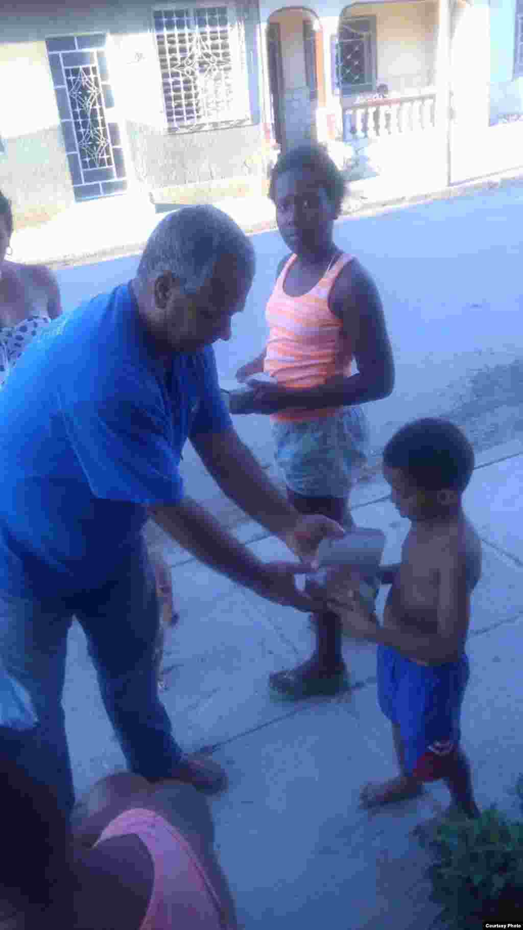 Colaboradores del Proyecto Tondique salen a las calles entregan comida a los necesitados