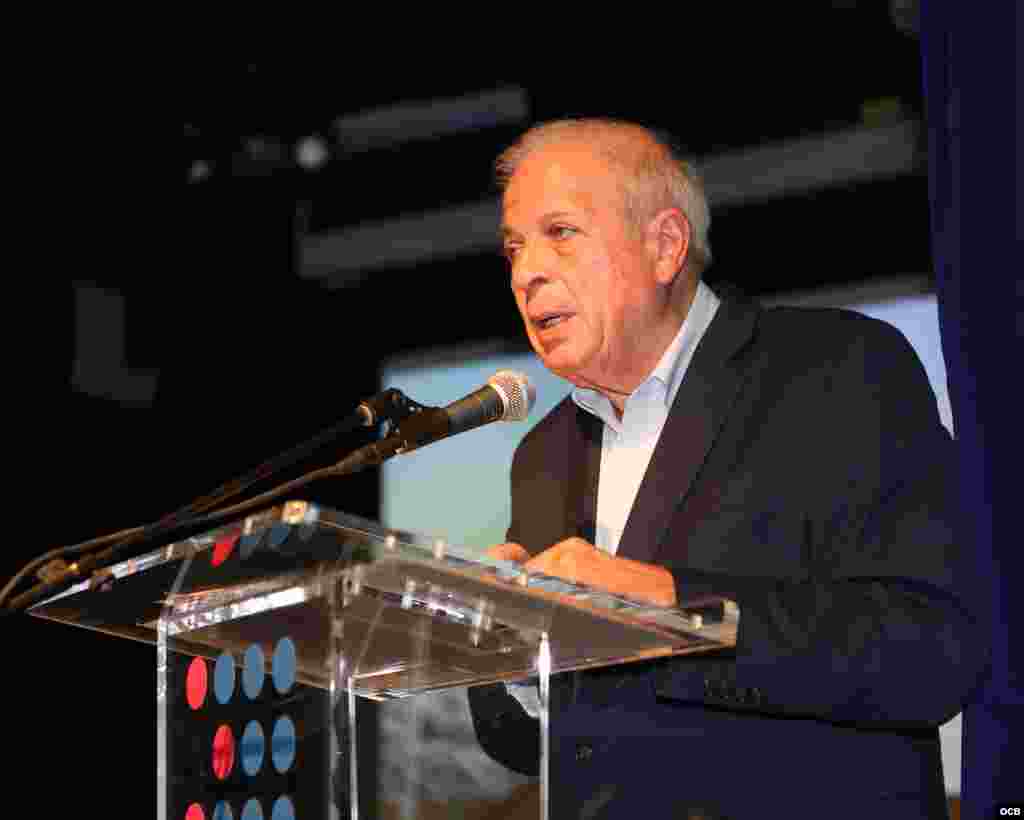 Tomás Regalado, director de OCB Radio Martí, presenta la serie documental "La iglesia que creció con el exilio". 