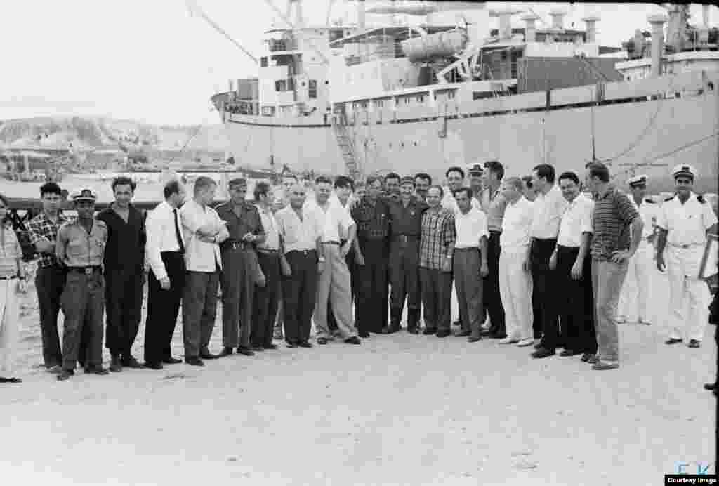 Castro posa para foto con toda la tripulación del Lgove.