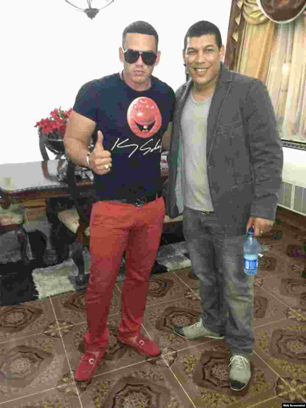 Gilberto Martínez y el humorista Limay Blanco.