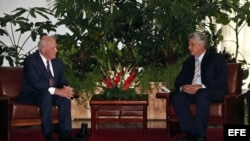 El senador demócrata Patrick Leahy se reunió en junio con el primer vicepresidente de Cuba, Miguel Díaz-Canel (i-d).