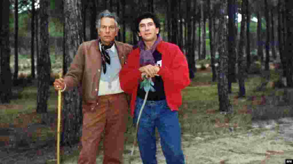 Radio Martí dedicó varios programas a divulgar el Plebiscito a Fidel Castro propuesto por Reinaldo Arenas y Jorge Camacho. Publicada en 1988 esta carta dirigida a Fidel Castro fue firmada por 163 de los artistas, escritores y actores más importantes de todo el mundo, 8 de ellos galardonados con el Premio Nobel.