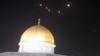 Una captura de imagen de un vídeo tomado a primera hora de este domingo, 14 de abril, muestra estelas de cohetes en el cielo sobre la Mezquita de Al-Aqsa, en Jerusalén.