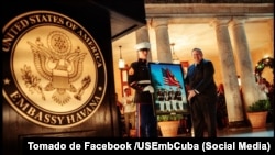 Mike Hammer posa en la residencia diplomática en La Habana, en esta foto publicada por la Embajada de Estados Unidos en diciembre de 2024.