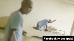 Un empleado del Hospital Psiquiátrico de Villa Clara golpea a un paciente. (Captura de video/Facebook)