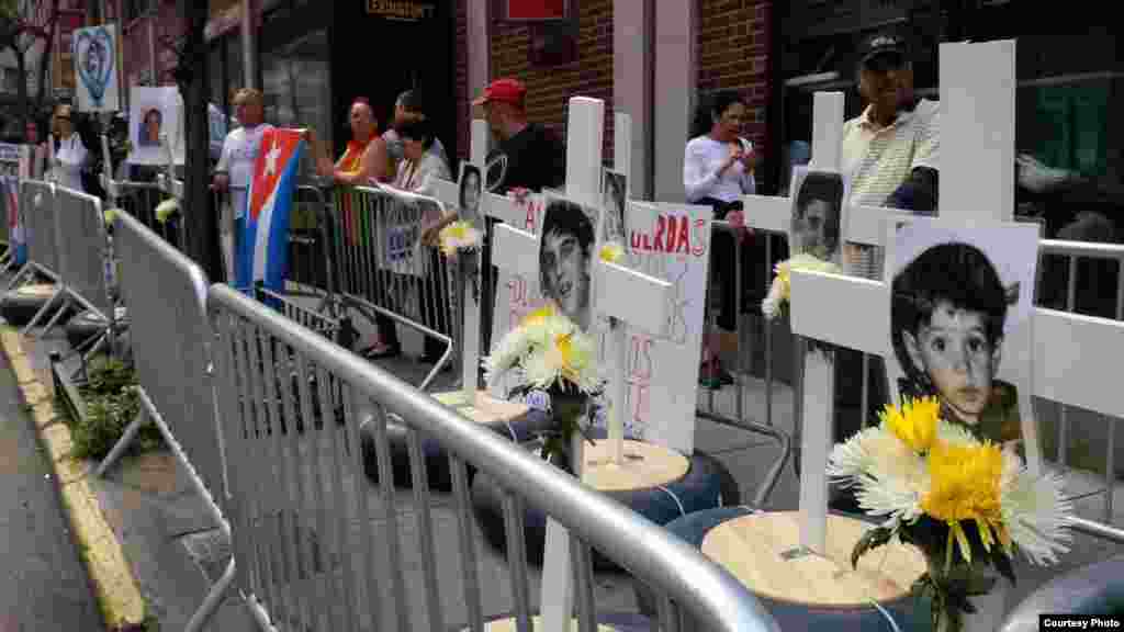 Los manifestantes llevaban fotografías de las víctimas del Remolcador 13 de Marzo.