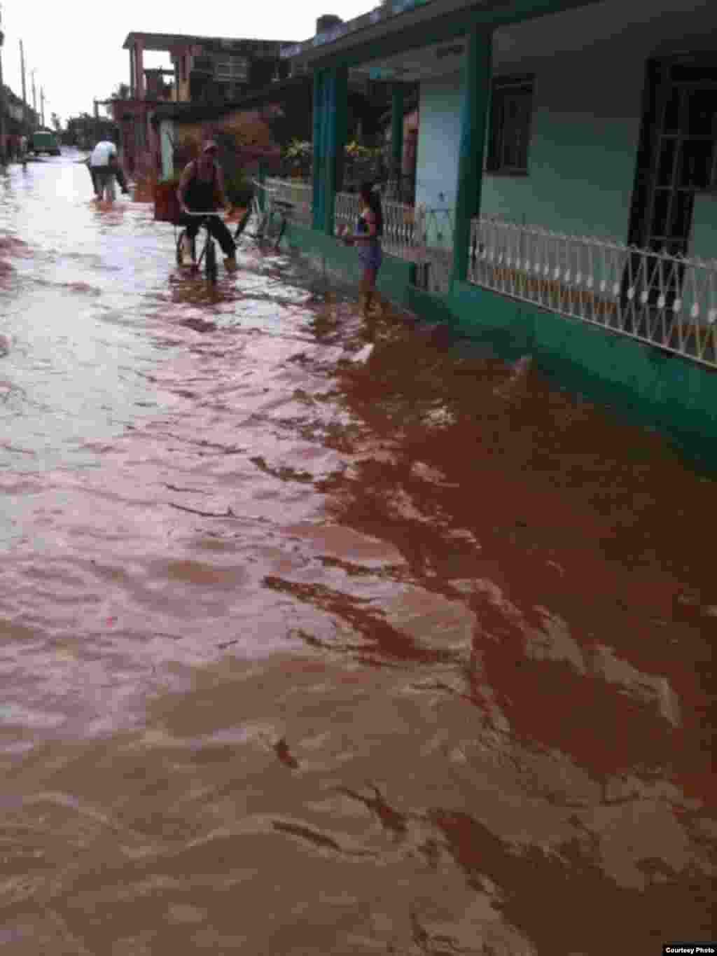  Aguas estancadas en un barrio de Güira de Melena