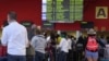 Viajeros esperan sus vuelos de regreso a casa en el Aeropuerto Internacional José Martí de La Habana.