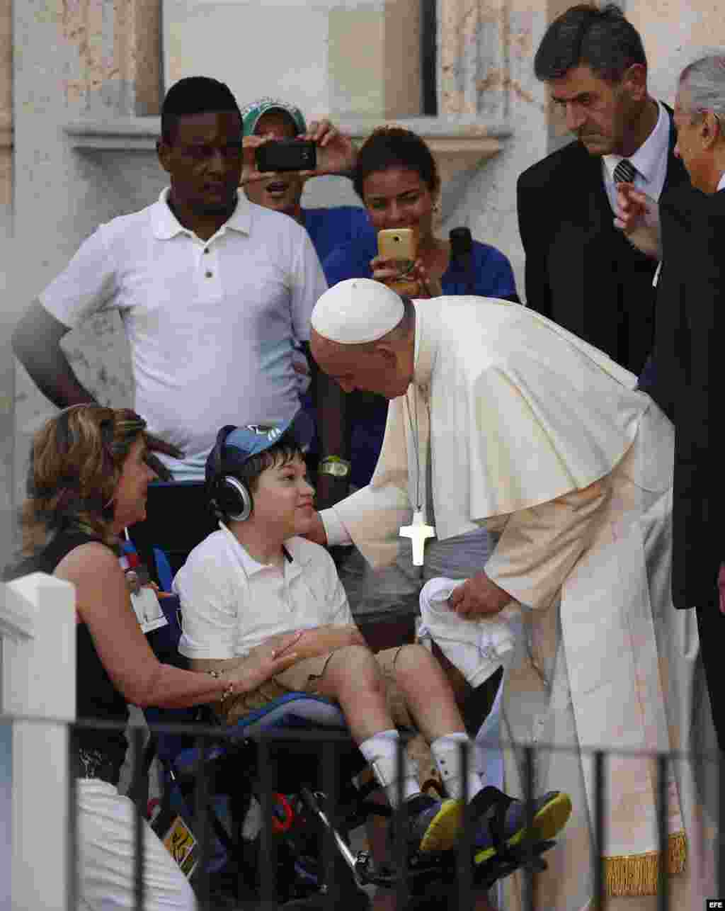 El papa Francisco saluda a un niño discapacitado durante un encuentro con jóvenes hoy, domingo 20 de septiembre de 2015, en el Centro Cultural Padre Félix Varela, en La Habana (Cuba). EFE/Orlando Barría