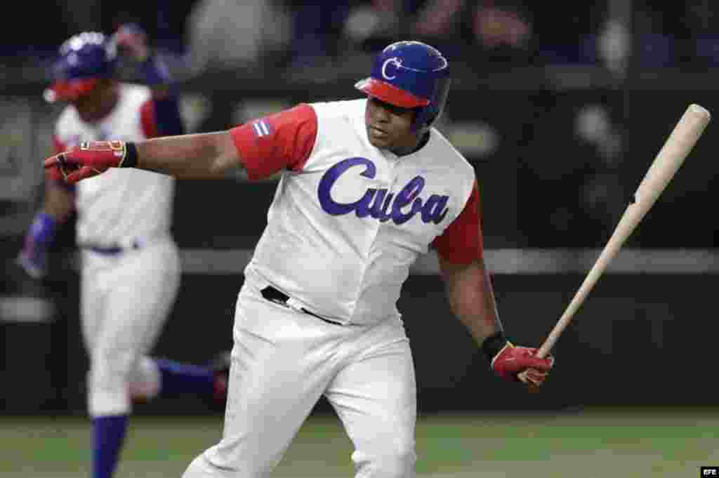 El pelotero cubano Alfredo Despaigne reacciona tras pegar un grand slam contra Australia en la quinta entrada del partido del torneo Clásico Mundial de béisbol. "No hago swing para ser el rey jonronero", comentó el toletero. "Sólo trato de remolcar carreras. Estoy muy contento por poder ayudar a la selección". 