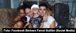 Bárbara Farrat Guillén junto a su familia