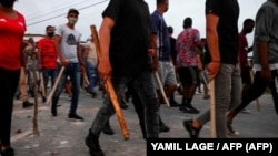 Jóvenes cubanos reclutados para reprimir a los manifestantes. 