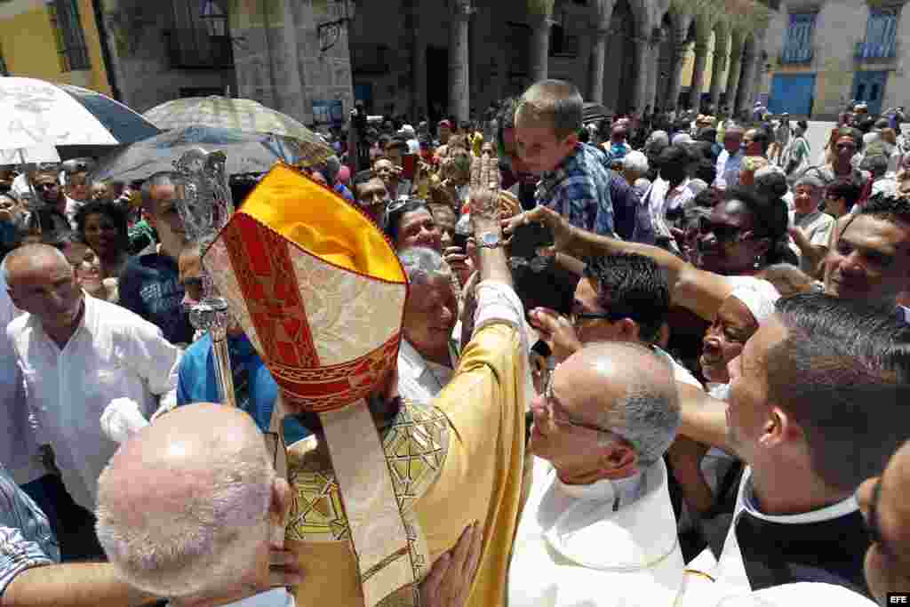  Fieles religiosos saludan al nuevo arzobispo de La Habana, Juan de la Caridad García Rodríguez (i), durante su primera misa en la Catedral de La Habana hoy, 22 de mayo de 2016